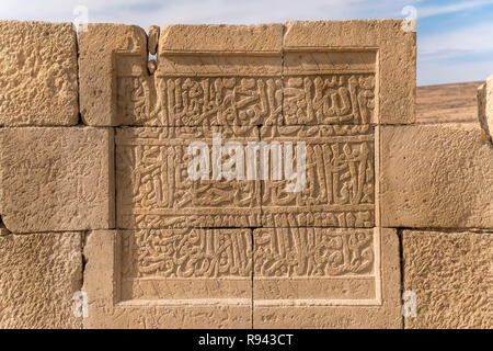 Arabische Inschrift an der Ruine der Kreuzfahrerburg Montreal oder Shobak Castello, Shoubak, Jordanien, Asien | arabo iscrizione, Montreal o Shouba Foto Stock