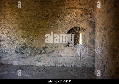 La pietra abbandonate Aguzaderas castello di El Coronil, Spagna, una rovina del XIV secolo il castello di Morrish, riposa in un campo di girasoli su un limpido, summe Foto Stock