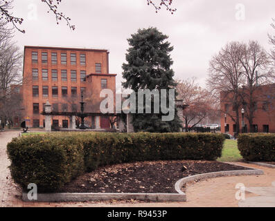 Complesso di appartamenti cortile su un freddo inverno mattina Foto Stock