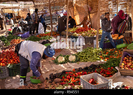 Il Marocco, Agdz, mercato settimanale sulla periferia della città, frutta e verdura bancarella vendendo prodotti locali Foto Stock