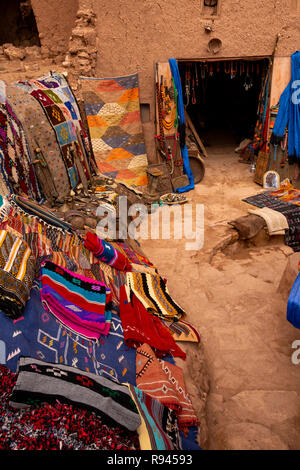 Il Marocco, Ouarzazate, Ksar di Ait-Ben-Haddou, moquette e negozio di souvenir a Kasbah Foto Stock