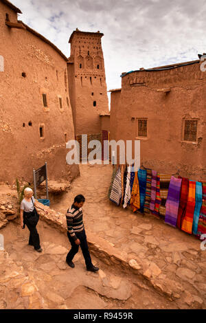 Il Marocco, Ouarzazate, Ksar di Ait-Ben-Haddou, guida e turista occidentale a piedi attraverso kasbah Foto Stock