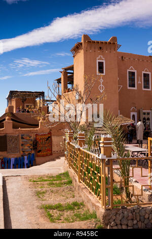 Il Marocco, Ouarzazate, Avenue Mohammed V, Kasbah Etoile Ristorante in edificio tradizionale Foto Stock