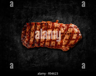 Maturato argentino bistecca di controfiletto su sfondo nero Foto Stock