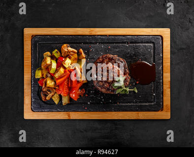 Maturato argentino ribeye con verdure grigliate e salsa barbecue con coke Foto Stock