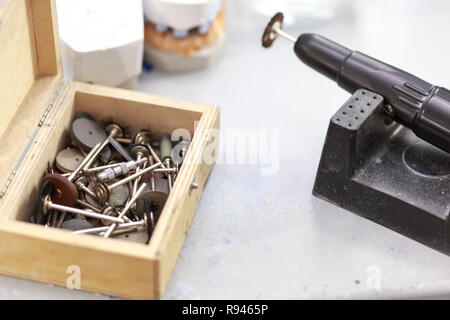 Strumenti odontoiatrici in laboratorio odontotecnico. Scatola con frese dentali e fresatura su laboratorio odontotecnico. Foto Stock