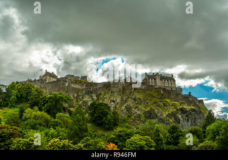 Il Castello di Edimburgo si trova a Edimburgo, capitale della Scozia. Il Castello è un'icona storica della città ed è costruito sulla roccia del Castello. Foto Stock