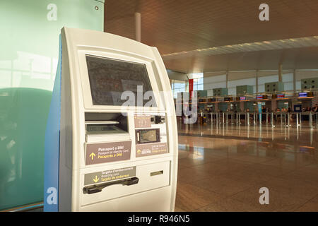 Barcellona, Spagna - 20 novembre 2015: self check-in chioschi all aeroporto di Barcelona-El Prat. Foto Stock