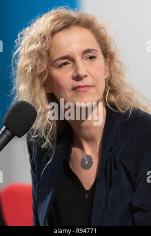 Lesung von Delphine de Vigan im Institut Francais in Koeln. | Lettura da Delphine de Vigan presso l' Institut Francais a Colonia. | [ © Guido Schief Foto Stock