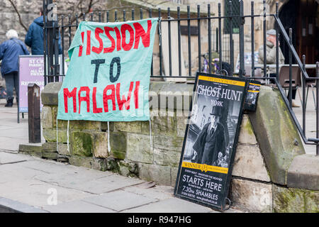 Segni missionaria sulla parete della chiesa in York Foto Stock