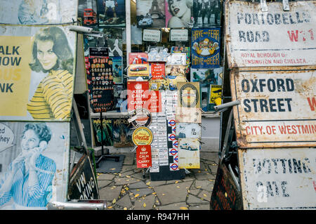 Segni Vintage in vendita su Portobello Road Foto Stock