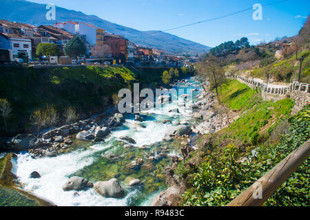 Panoramica e fiume Jerte. Cabezuela del Valle, provincia di Cáceres, Estremadura, Spagna. Foto Stock