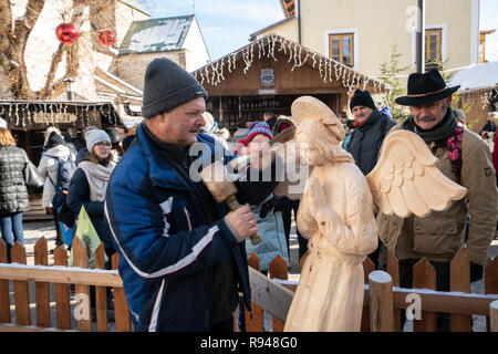 Uno scultore funziona mentre il carving una Madonna in legno Foto Stock