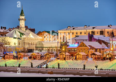 Kazan, Russia - 3 Gennaio 2015: Fiera di Natale in Old-Tatar sloboda. Santa Claus, Ded Moroz e Kysh Babay sono in attesa per i bambini qui Foto Stock