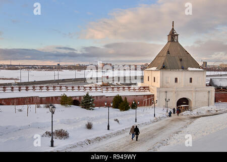 Kazan, Russia - Gennaio 4, 2015: turisti vicino alla torre Tainitskaya del Cremlino di Kazan. Costruito nel 1550s, la torre sul colpo è in ricostruzione Foto Stock