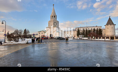 Kazan, Russia - Gennaio 4, 2015: autobus turistici e turisti il 1 maggio piazza contro la torre Spasskaya del Cremlino di Kazan. Costruito nel 1550s, è Foto Stock