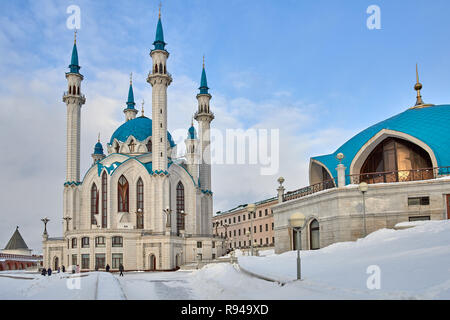 Kazan, Russia - 4 Gennaio 2015: Le persone sotto la Qol Sharif moschea nel Cremlino di Kazan. Essa fu costruita nel 1996-2005 Foto Stock