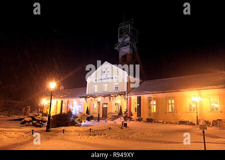 Costruzione di miniere di sale di Wieliczka in Polonia meridionale illuminato da luci della sera nevicava, Wieliczka, vicino a Cracovia in Polonia Foto Stock