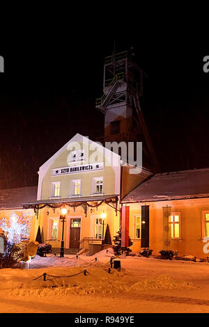 Costruzione di miniere di sale di Wieliczka in Polonia meridionale illuminato da luci della sera nevicava, Wieliczka, vicino a Cracovia in Polonia Foto Stock