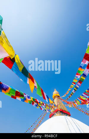 Bandiere di preghiera e la cupola a Bodhnath (Boudha ) , Asia il più grande stupa buddisti , Kathmandu, Nepal Foto Stock