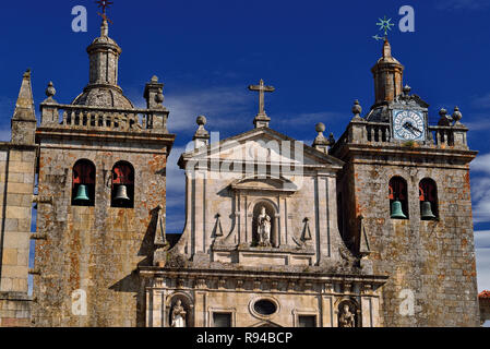 La parte superiore della facciata principale della Cattedrale di Viseu Foto Stock