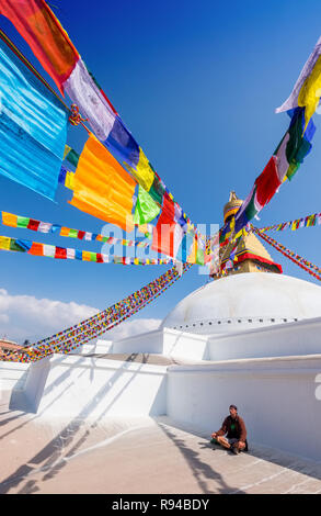 L'uomo meditando a Bodhnath (Boudha ) , Asia il più grande stupa buddisti , Kathmandu, Nepal Foto Stock