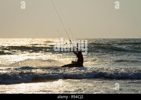 Kiteboarder navigare in mare Foto Stock