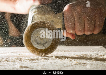 L'elaborazione della scheda con una spazzola metallica. Metodo di invecchiamento del legno. Foto Stock