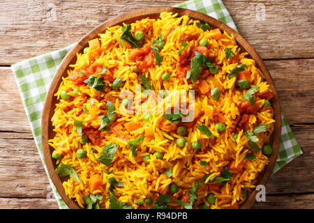 Tawa Pulao è un popolare di Mumbai il cibo di strada del riso con spezie e verdure close-up su una piastra. parte superiore orizzontale vista da sopra Foto Stock