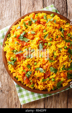 Tawa Pulao è un popolare di Mumbai il cibo di strada del riso con spezie e verdure close-up su una piastra. Verticale in alto vista da sopra Foto Stock