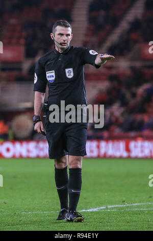 Xviii dicembre 2018, Riverside Stadium, Middlesbrough, Inghilterra; Carabao Coppa EFL, Quarti di Finale, Middlesbrough vs Burton Albion : arbitro Michael Oliver Credito: Mark Cosgrove/News immagini English Football League immagini sono soggette a licenza DataCo Foto Stock