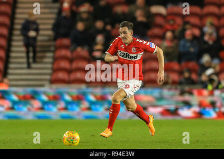 Xviii dicembre 2018, Riverside Stadium, Middlesbrough, Inghilterra; Carabao Coppa EFL, Quarti di Finale, Middlesbrough vs Burton Albion : Stewart Downing (19) di Middlesbrough con la sfera Credito: Mark Cosgrove/News immagini English Football League immagini sono soggette a licenza DataCo Foto Stock