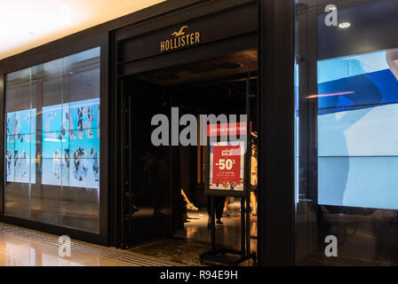 Hong Kong, 15 febbraio 2018: Negozio Hollister a Hong Kong. Hollister Co. È un marchio di stile di vita americano di Abercrombie & Fitch Company. Foto Stock