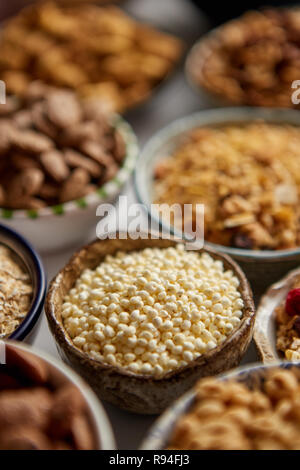 Close up e messa a fuoco selettiva. Composizione dei diversi tipi di cereali Foto Stock