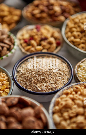 Close up e messa a fuoco selettiva. Composizione dei diversi tipi di cereali Foto Stock