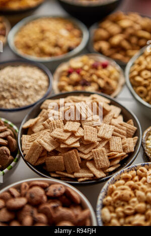 Close up e messa a fuoco selettiva. Composizione dei diversi tipi di cereali Foto Stock