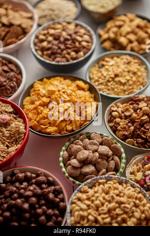 Assortimento di tipi diversi cereali immessi in ceramica ciotole sul tavolo Foto Stock