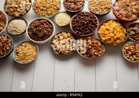 Assortimento di tipi diversi cereali immessi in ceramica ciotole sul tavolo Foto Stock