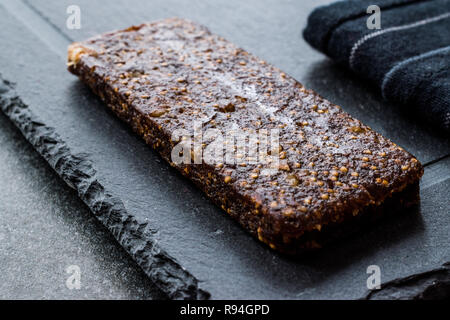 Senza glutine frutta cruda con barra di fico, di noci e frutta data. Alimenti biologici. Foto Stock