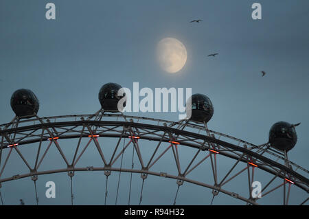 La luna al di sopra della Coca Cola London Eye a Londra centrale. Foto Stock