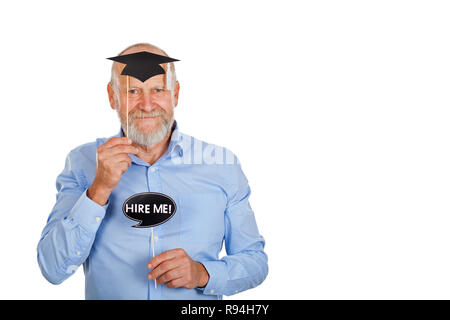 Disoccupati uomo senior con laurea in cerca di lavoro, sorridente alla telecamera e azienda Photo Booth accessorio - noleggio di me Foto Stock