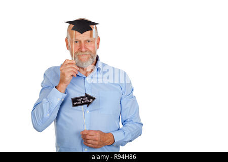 Senior uomo con diploma universitario in cerca di un lavoro - azienda Photo Booth accessori e guardando la telecamera su isolato Foto Stock