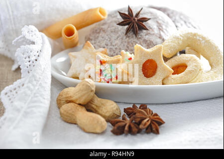 Dolce natale biscotti e pan di zenzero su bianco porcellan, decorata Foto Stock