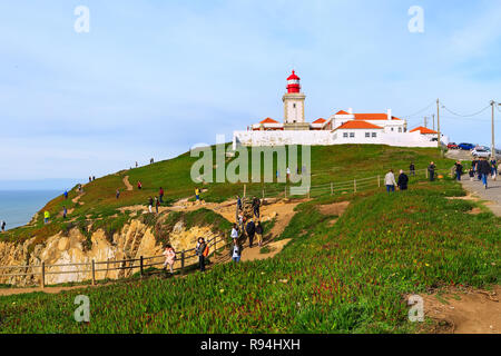 Cabo da Roca, Portogallo - Marzo 28, 2018: Faro e vista sull'Oceano Atlantico, raggiungere il punto più a ovest del continente europeo Foto Stock