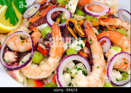 Insalata di pesce con gamberi e cozze, sqids, cipolle e cipolline Foto Stock