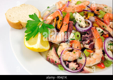 Insalata di pesce con gamberi e cozze, sqids, cipolle e cipolline Foto Stock