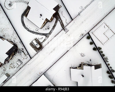 Vista aerea del buildingss tetti ricoperti di neve in una piccola città Foto Stock