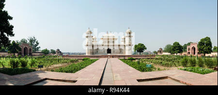 Tomba di Itimad-ud-Daulah o Baby Taj, Agra, Rajasthan, India Foto Stock