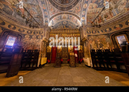 Bucarest, Romania - 7 dicembre: (nota del redattore: Immagine è una digitale [High Dynamic Range HDR] composito.) l altare di Biserica Stavropoleos Manastirii (Stavropoleos monastero chiesa) è visto il 7 dicembre 2018 a Bucarest, in Romania. La chiesa è il più noto tempio ortodosso della capitale rumena. Foto Stock