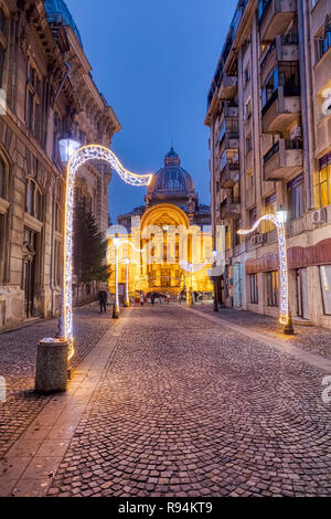 Bucarest, Romania - 7 dicembre: (nota del redattore: Immagine è una digitale [High Dynamic Range HDR] composito.) La Palatul CEC (Palazzo CEC) è visto nella Strada Stavropoleos (Stavropoleos Street) il 7 dicembre 2018 a Bucarest, in Romania. Il palazzo è la sede del CEC alla banca. Foto Stock